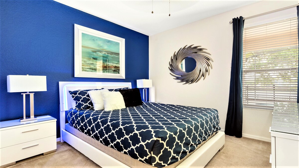 Prostrana spavaća soba s bračnim krevetom na drugom katu