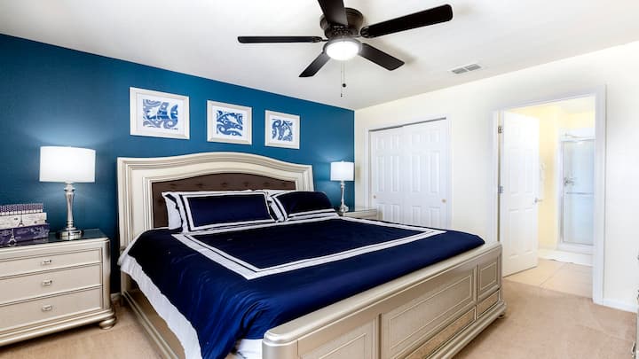 Chumba cha pili chenye nafasi kubwa na kitanda kizuri cha mfalme na bafu la chumbani