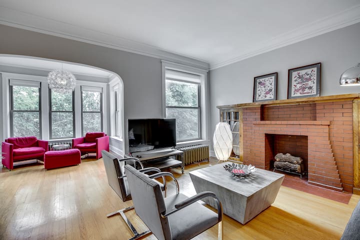 Comfortable Vintage North Side Retreat for 8