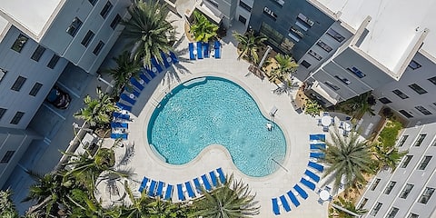 Great Find! Free Breakfast, Onsite Pool & Fitness