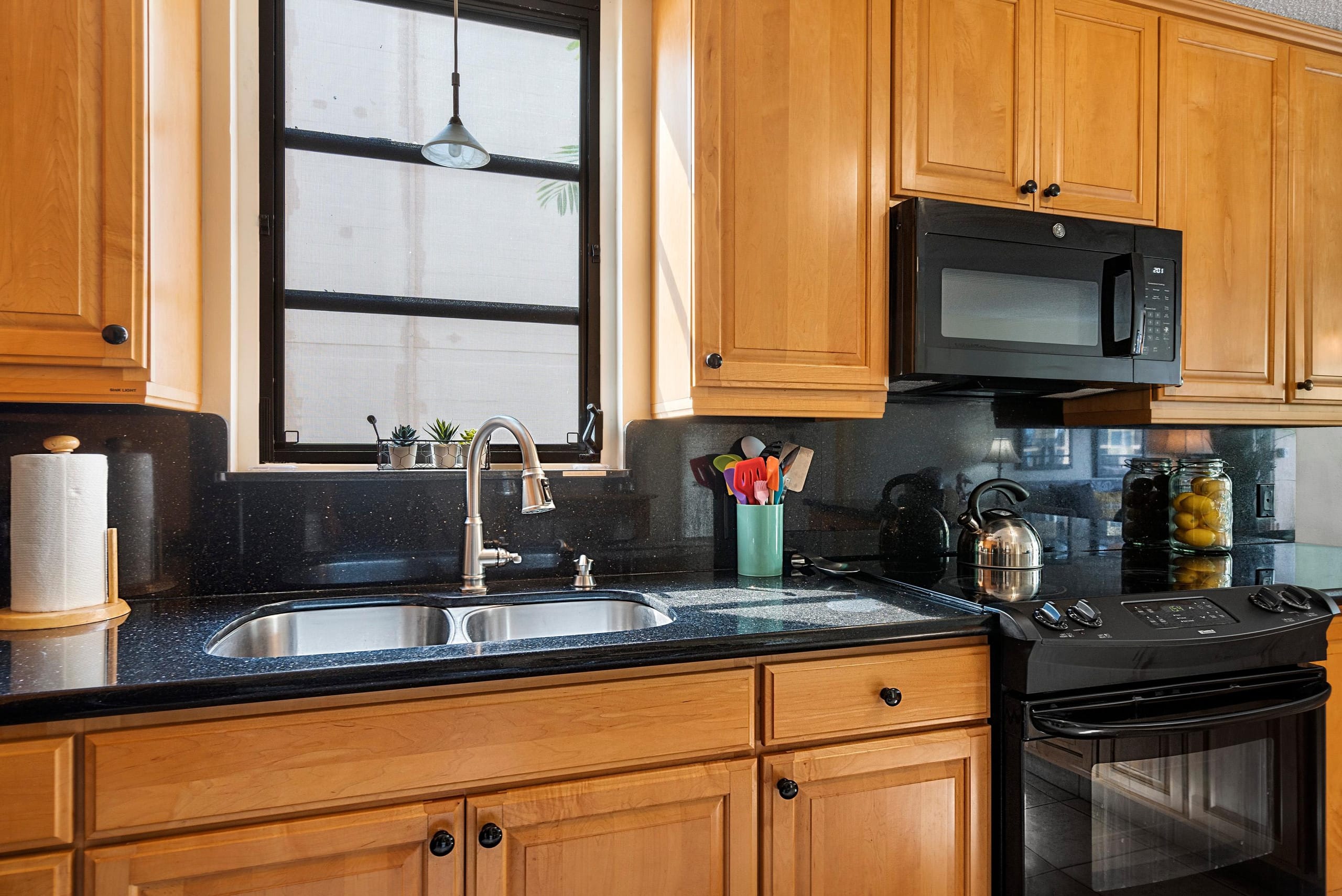 Condo in Kailua-Kona · ★4.94 · 2 bedrooms · 3 beds · 2 baths - Image 8
