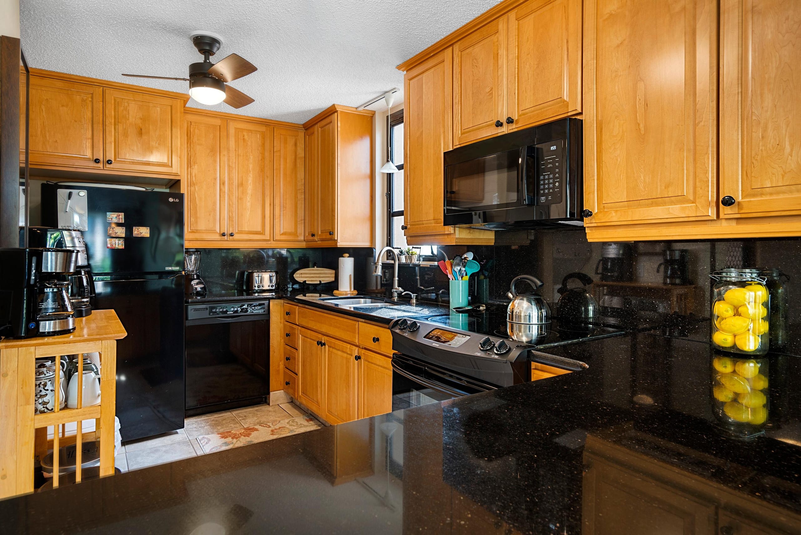 Condo in Kailua-Kona · ★4.94 · 2 bedrooms · 3 beds · 2 baths - Image 7