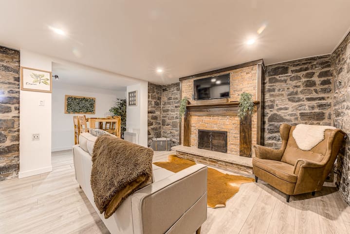 Modern Meets Rustic- 2 Bedroom in Old Quebec