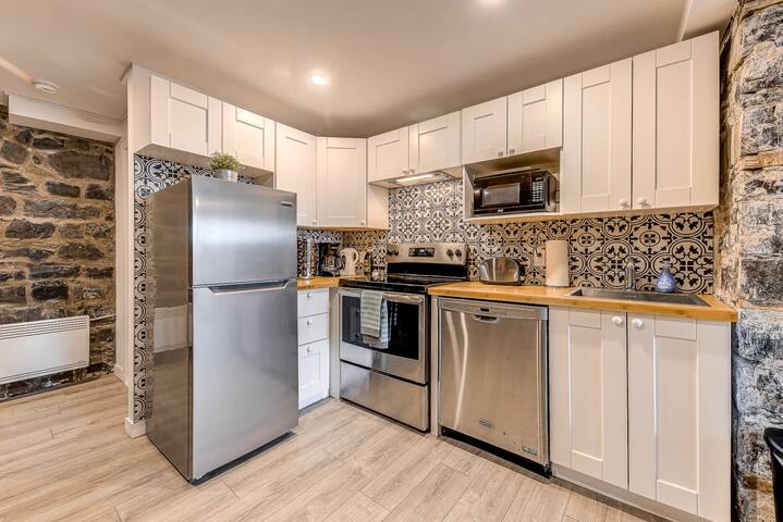 Modern Meets Rustic- 2 Bedroom in Old Quebec gallery image 4