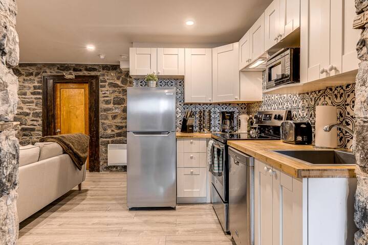 Modern Meets Rustic- 2 Bedroom in Old Quebec gallery image 5