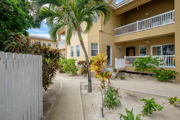 Spacious Condo Near Town with Pool & Oceanviews gallery image 4