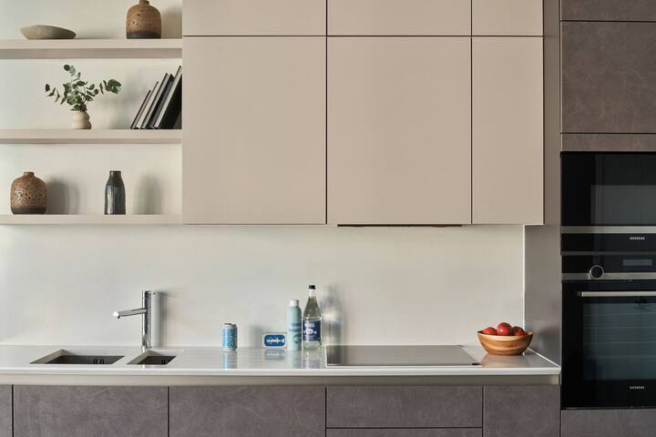 Sonder at Britain Quay | 2BR Apartment w/ Balcony gallery image 3