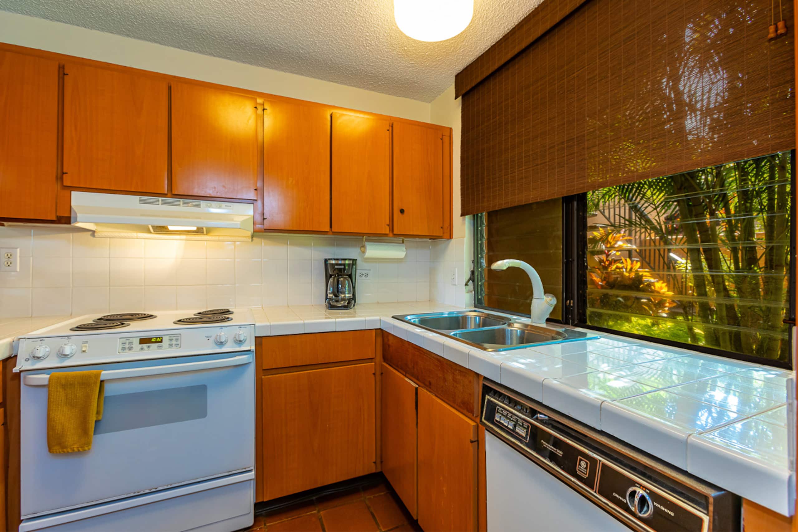 Townhouse in Kihei · ★4.28 · 2 bedrooms · 5 beds · 2.5 baths - Image 11