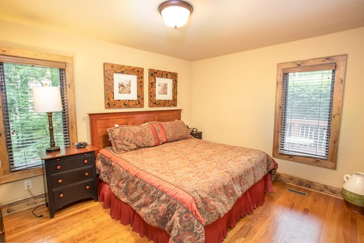 חדר שינה ראשי קינג בקומה הראשית