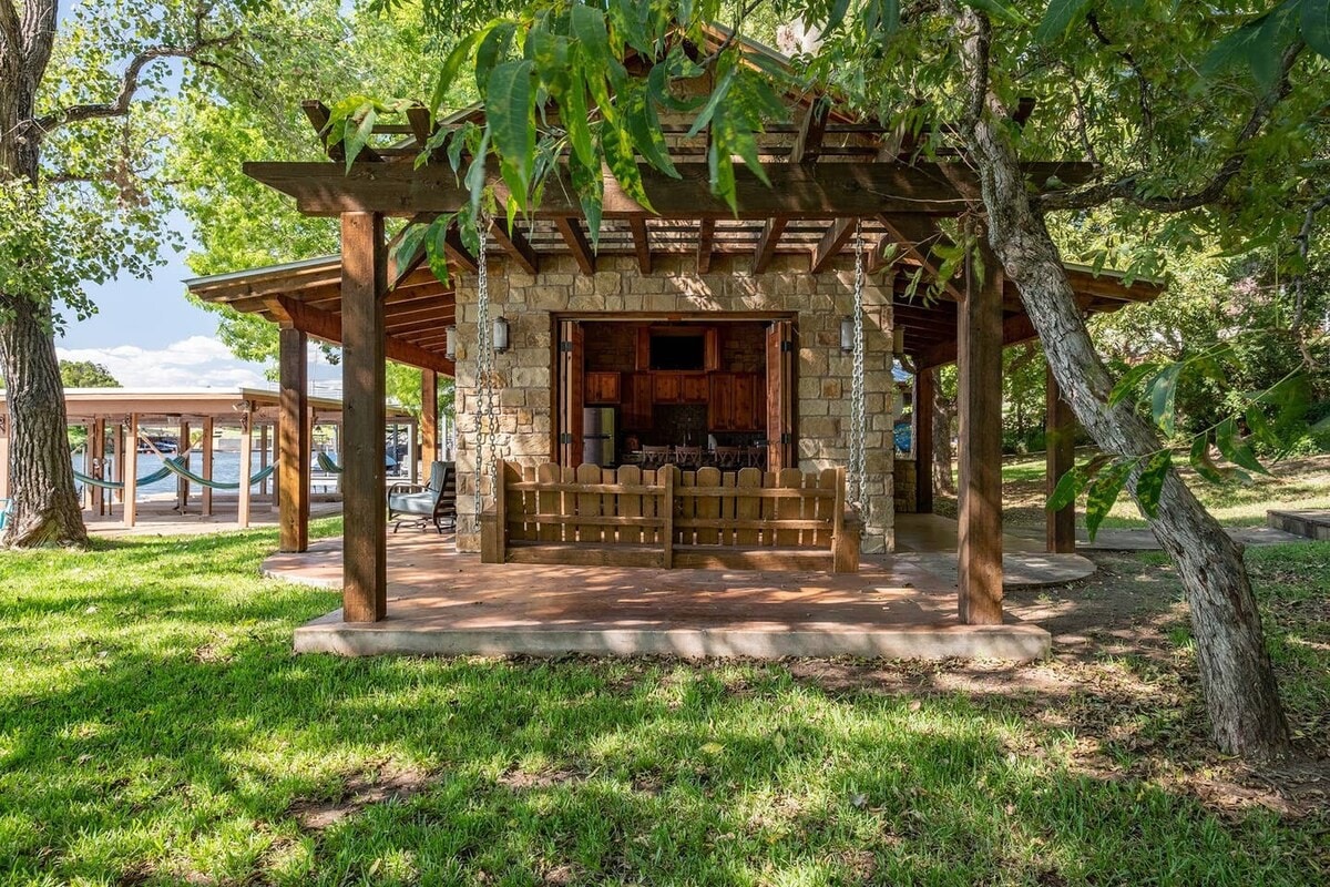 Casita Grove-2 Lakeside Homes w/Casita & Boat Lift