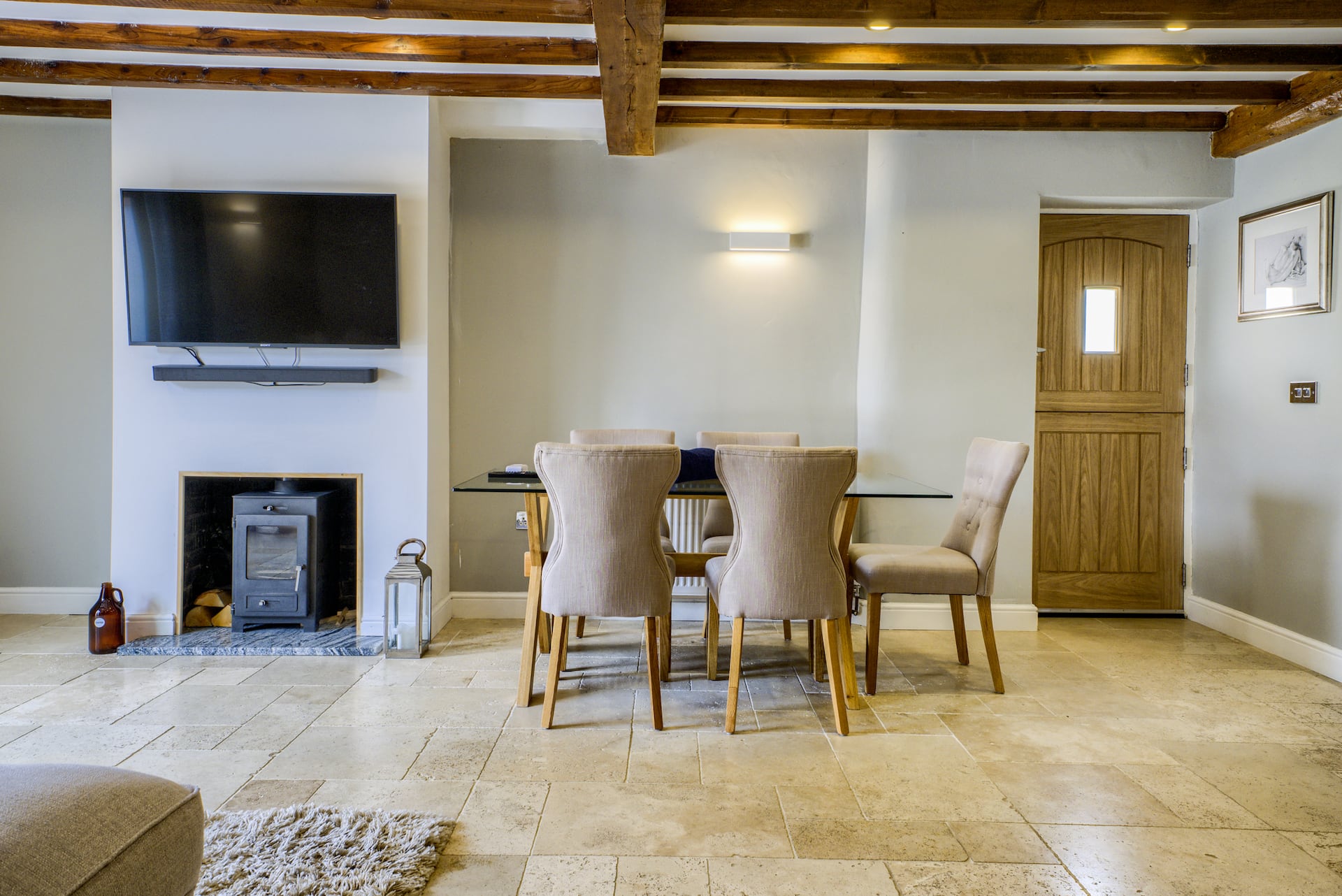 Cosy 2-Bed Cottage 10 min to Warwick w/ a hot tub!