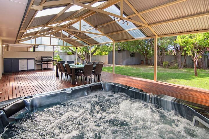 Haven By the Bay- Short walk to Broadwater beach