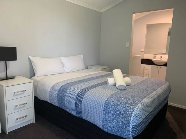 Haven By the Bay- Short walk to Broadwater beach gallery image 4