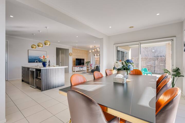 Waterfront 6BRM Villa in Heart of Sanctuary Lakes gallery image 2