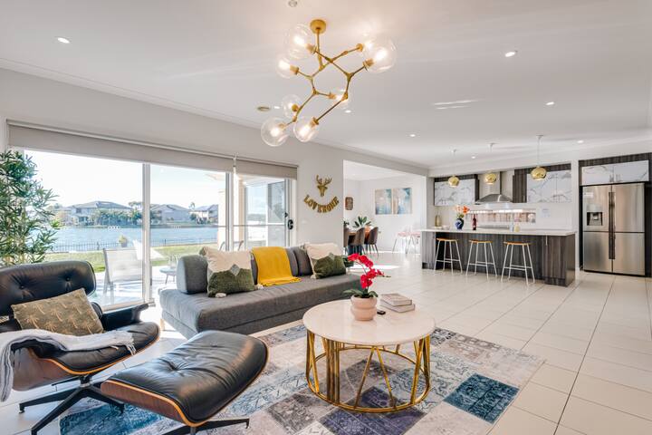 Waterfront 6BRM Villa in Heart of Sanctuary Lakes gallery image 3