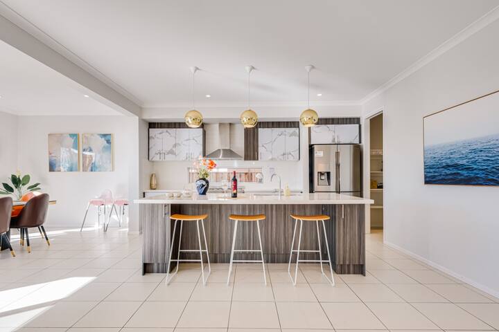 Waterfront 6BRM Villa in Heart of Sanctuary Lakes gallery image 4