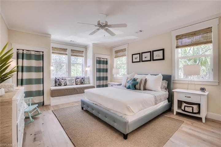 Aqua Vista House- Luxury Home Mid-island, Sleeps 8 - Sanibel, FL