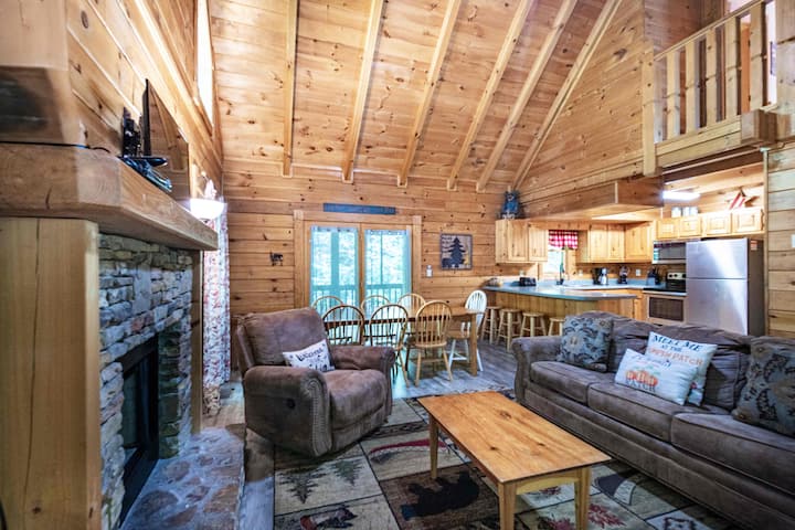 Smoky Mountain Family Cabin | Hot Tub & Game Room - Pigeon Forge, TN