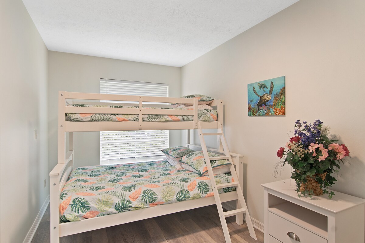 ห้องนอนเด็ก: เตียงขนาดใหญ่ด้านล่างและเตียงแฝดด้านบน