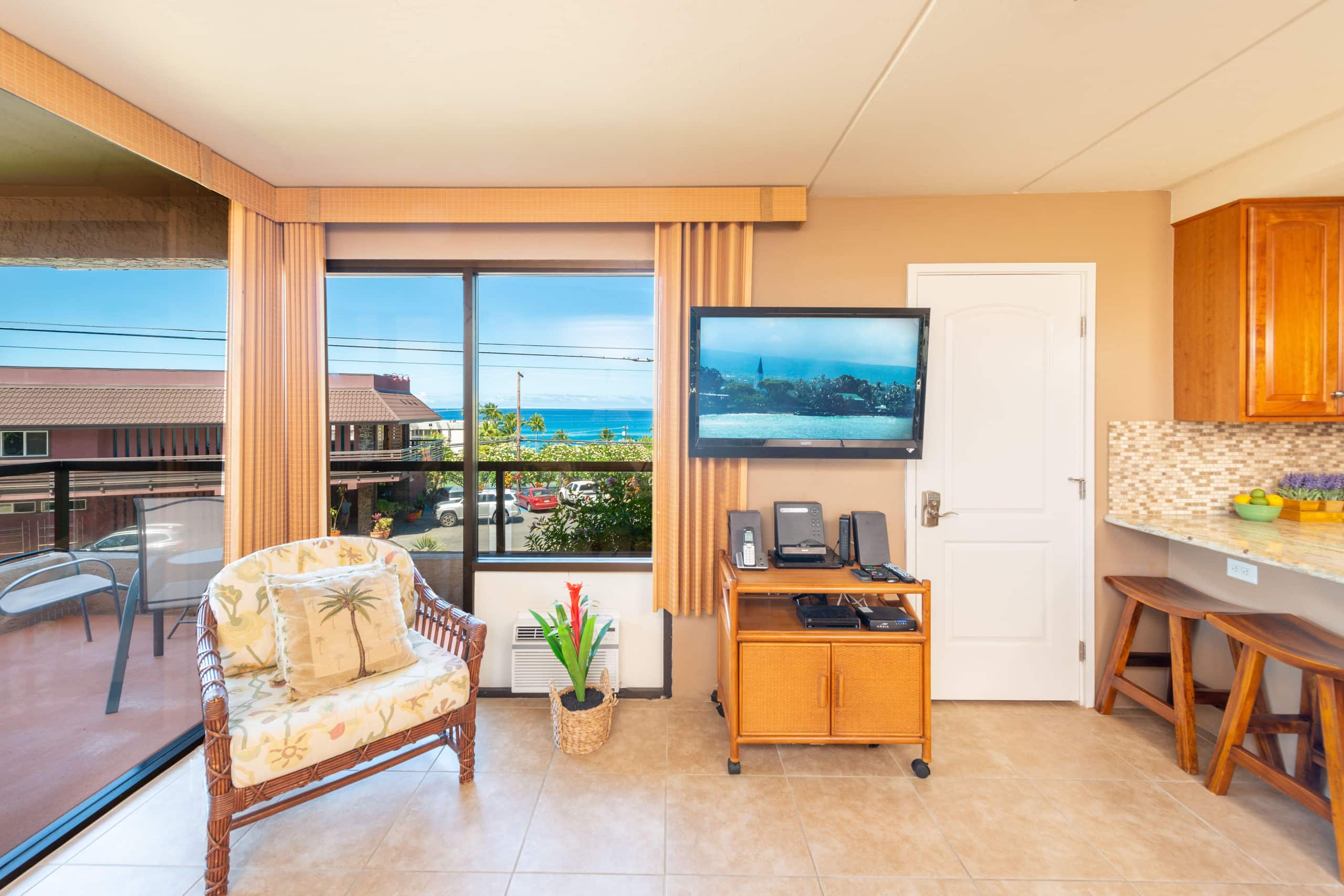 Condo in Kailua-Kona · ★4.87 · 2 bedrooms · 4 beds · 3 private baths - Image 2