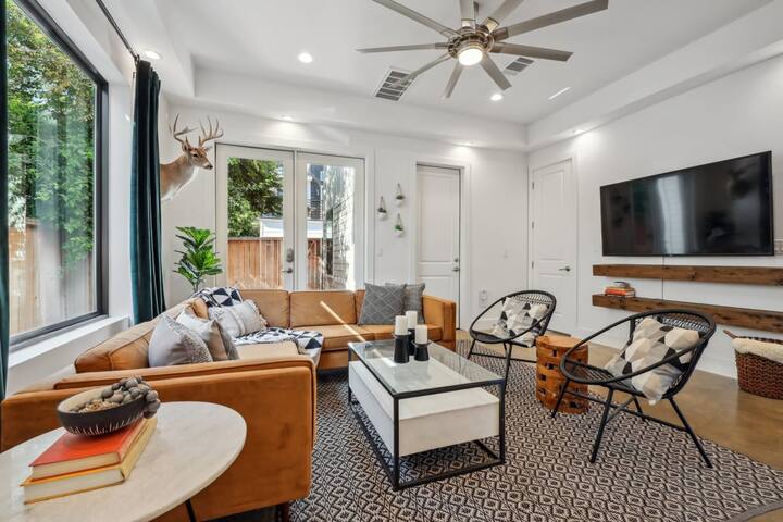 Spacious and Sleek Modern Elegance |Heated Pool gallery image 4