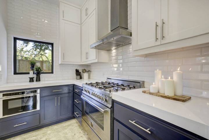 Spacious and Sleek Modern Elegance |Heated Pool gallery image 5