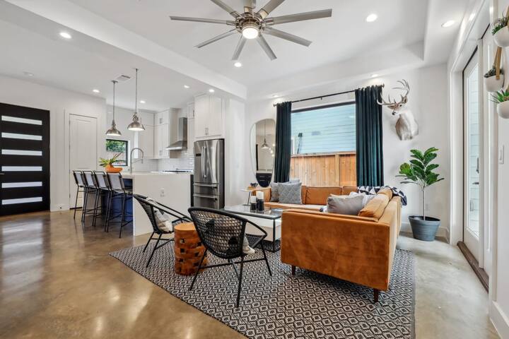 Spacious and Sleek Modern Elegance |Heated Pool gallery image 3