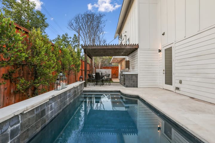 Luxe 8br Austin Combo | Pool, Grill & Rooftop Deck - Austin, TX