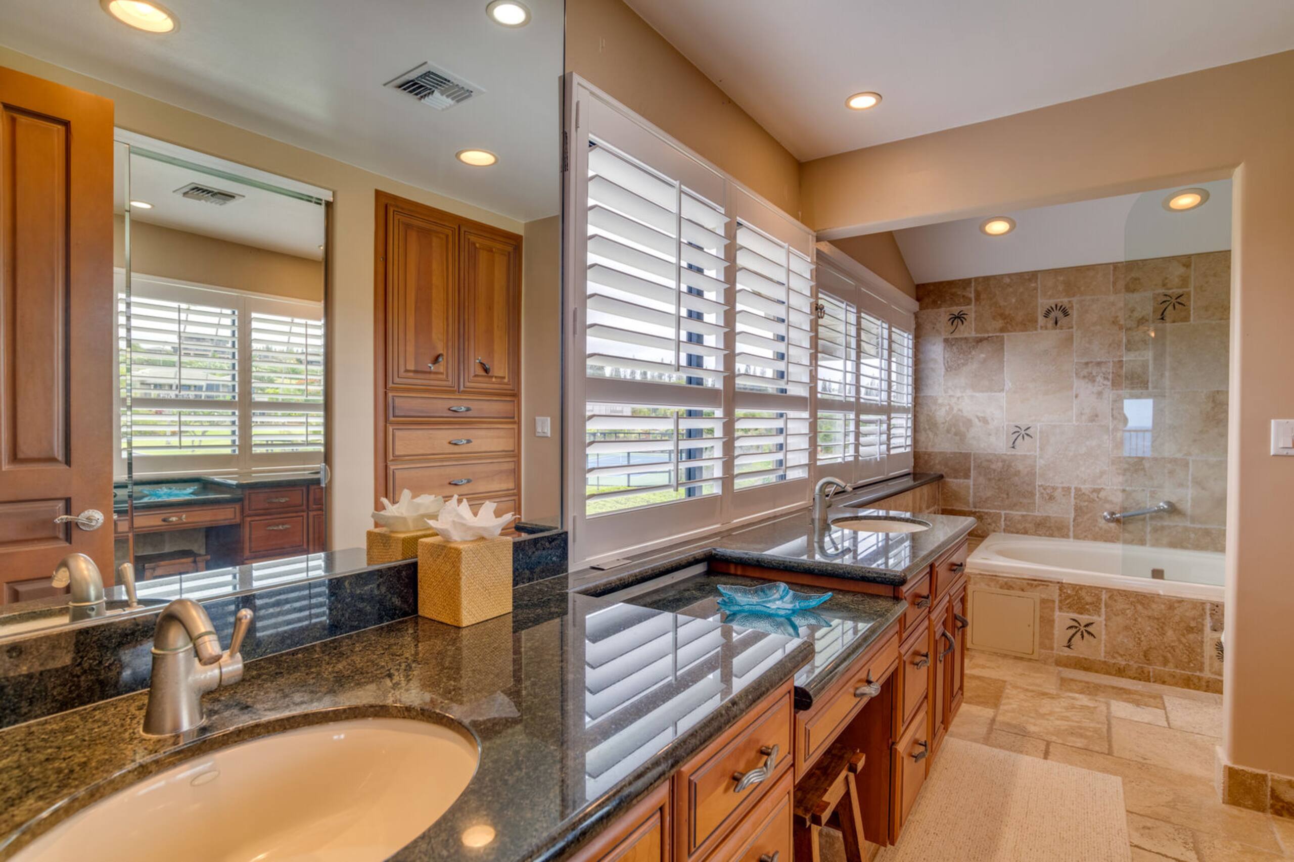 Condo in Lahaina · ★4.88 · 2 bedrooms · 4 beds · 2.5 baths - Image 27