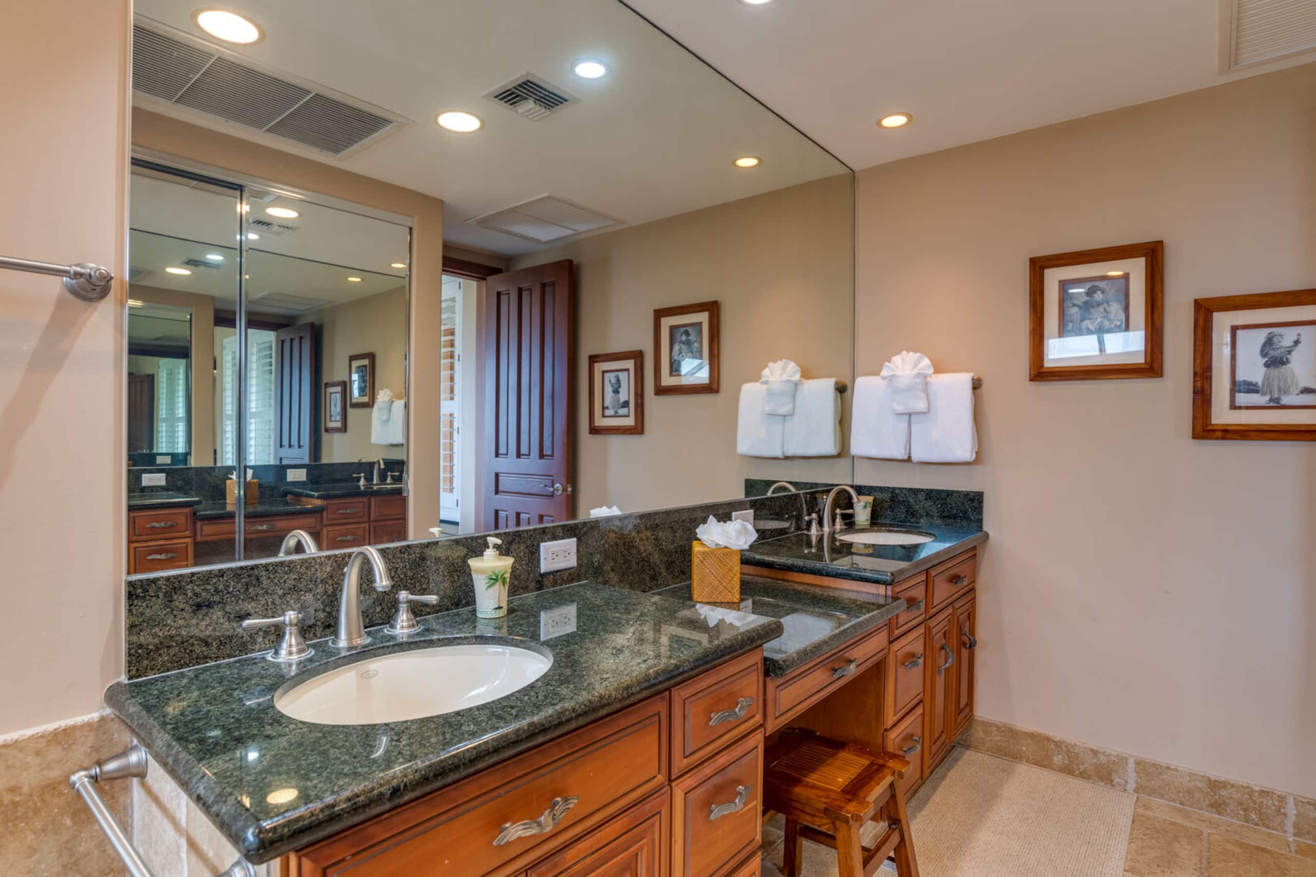 Condo in Lahaina · ★4.88 · 2 bedrooms · 4 beds · 2.5 baths - Image 25