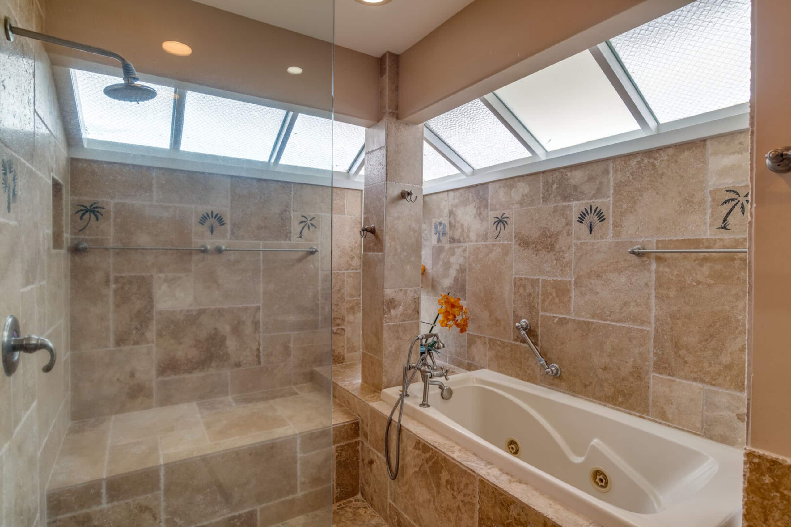 Condo in Lahaina · ★4.88 · 2 bedrooms · 4 beds · 2.5 baths - Image 26