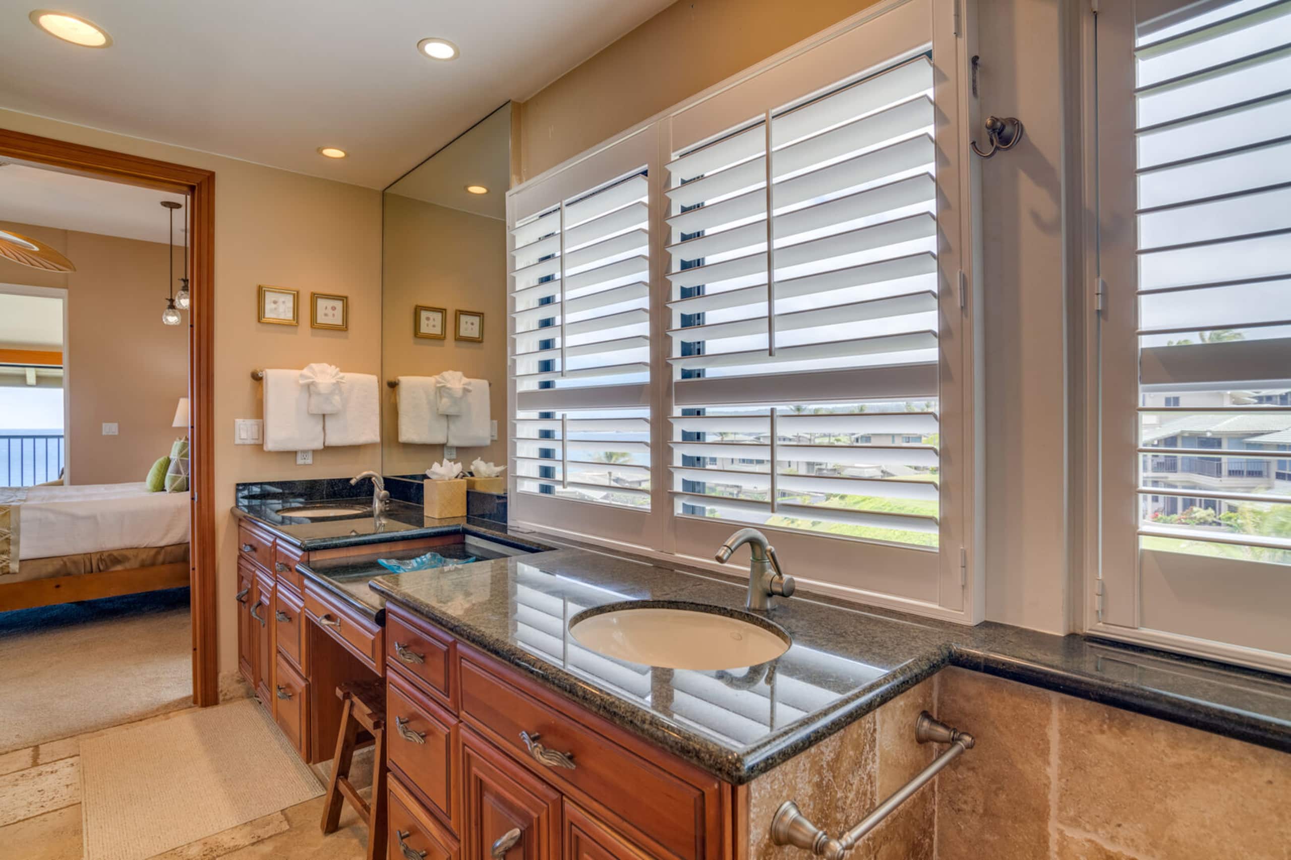 Condo in Lahaina · ★4.88 · 2 bedrooms · 4 beds · 2.5 baths - Image 29