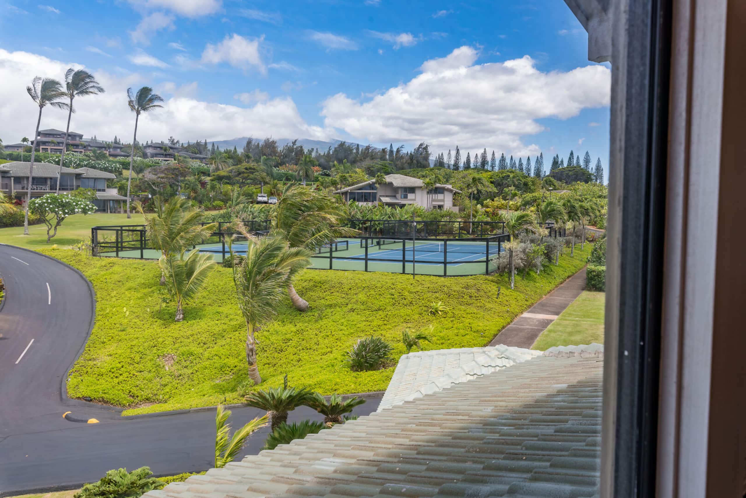 Condo in Lahaina · ★4.88 · 2 bedrooms · 4 beds · 2.5 baths - Image 32