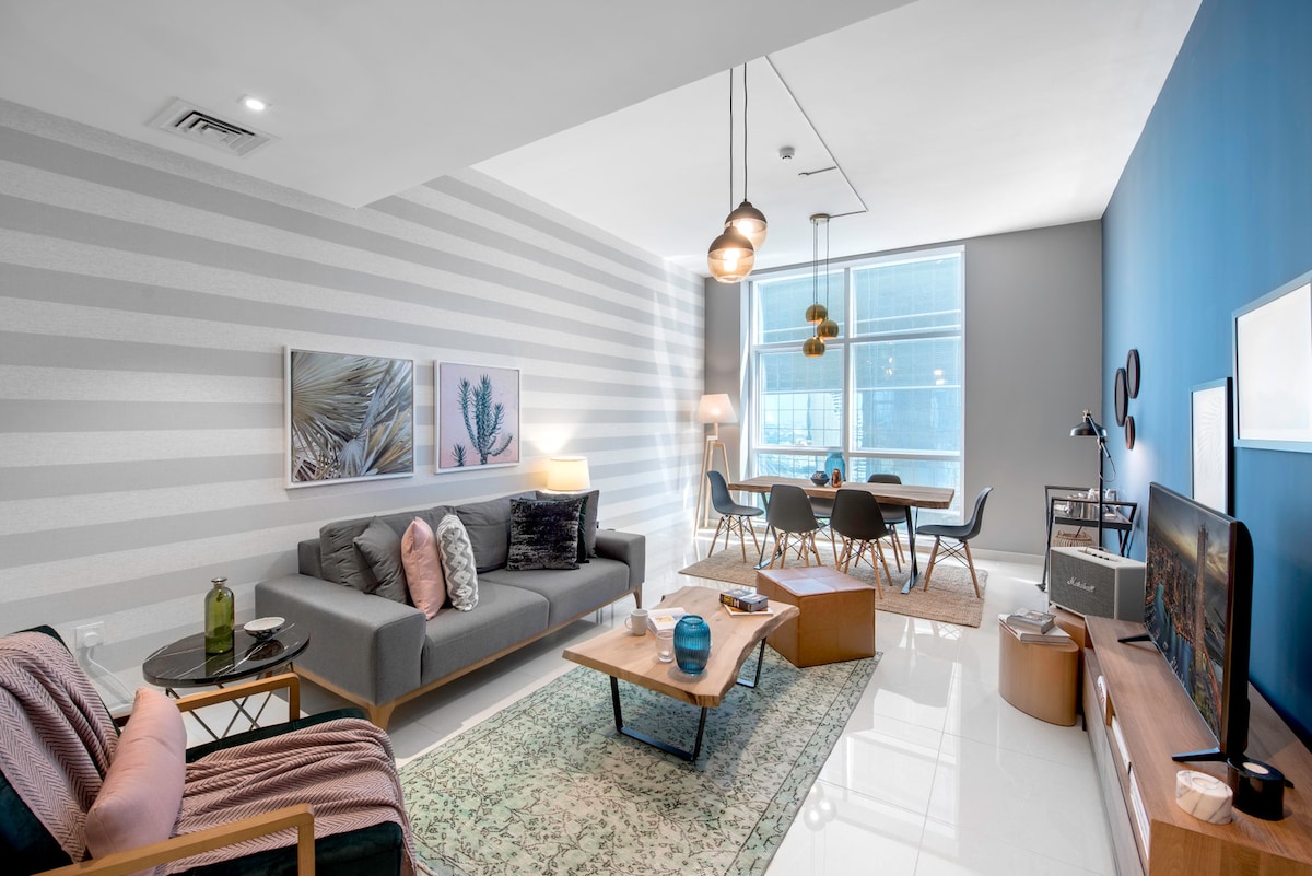 Popular Airbnb listing: Blueground | Sheikh Zayed Rd, pool & gym in Trade Center First
