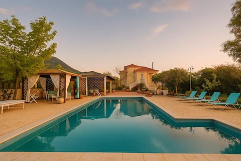 Beachfront Luxury Villa-Private Pool,Garden Heaven