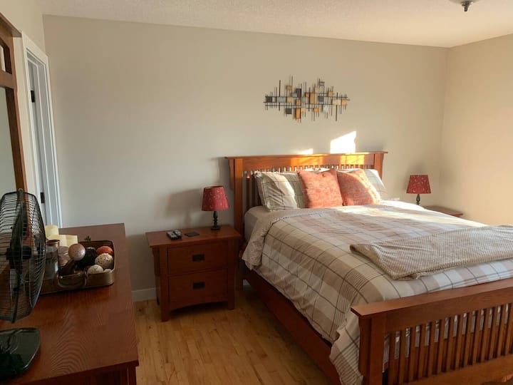 חדר שינה בלופט. חדר שינה מודרני מרווח עם שולחנות DRESSOR וצדדים. יש הרבה מקום לפרוק ולנוח.