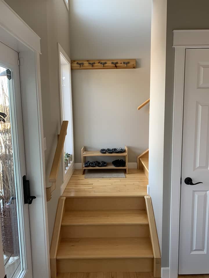 מדרגות לסוויטת לופט. מתלה נעליים ומעילים לאורחים. נא לחלוץ נעליים ומעילים בדלת ולהשתמש במתלה נעליים ומעילים. אתם עכשיו בסוויטת הלופט של DRAGONFLY INN!