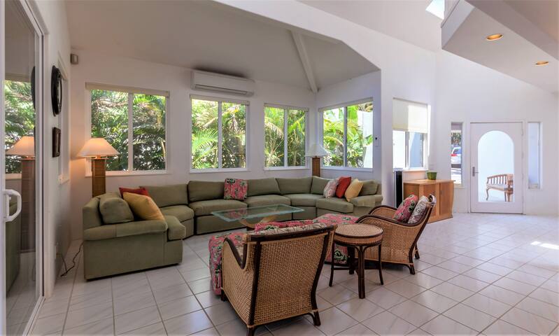 Ali’i Point Spacious and Private Oceanfont Villa w gallery image 5