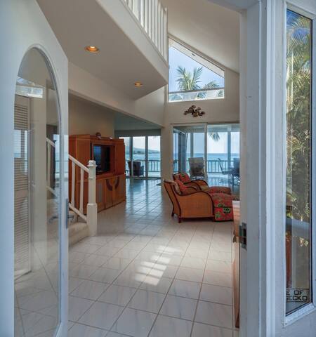 Ali’i Point Spacious and Private Oceanfont Villa w gallery image 4