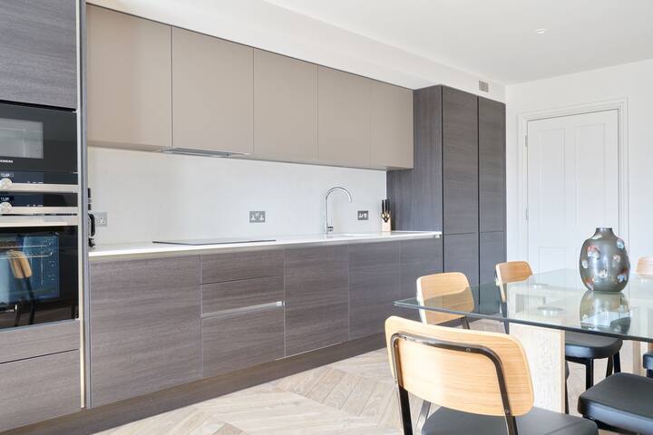 Sonder Sloane Square | 3BR Apt w/ Terrace gallery image 3