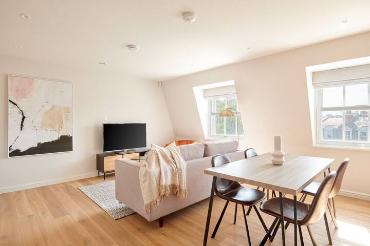 Sonder Sloane Square | Two-Bedroom Apartment gallery image 2