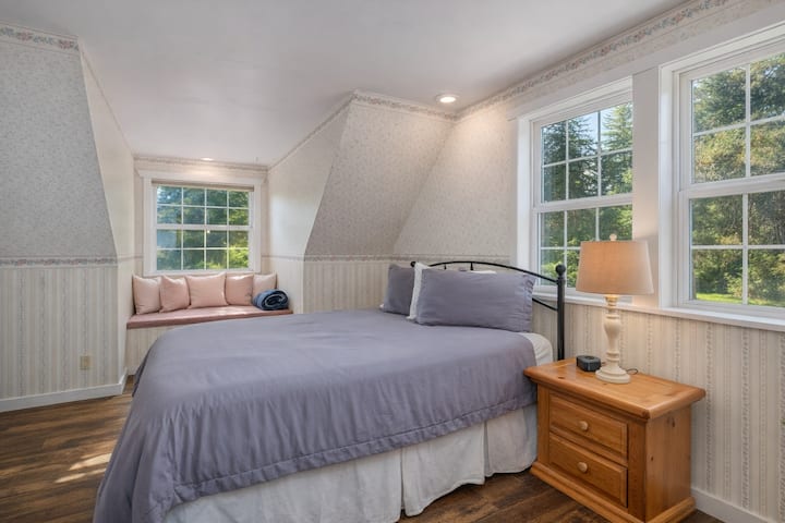 Relájate en tu acogedora habitación con un encantador asiento junto a la ventana con vistas a los tranquilos jardines, con una cálida iluminación y detalles cuidados.