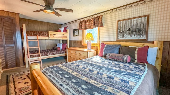 Cedar Cove Is A Peaceful Cabin On Devil Track Lake - Grand Marais