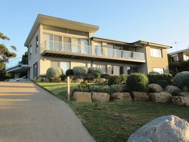 Guineys – Mt Martha – Pool, Tennis, Beach Box gallery image 3