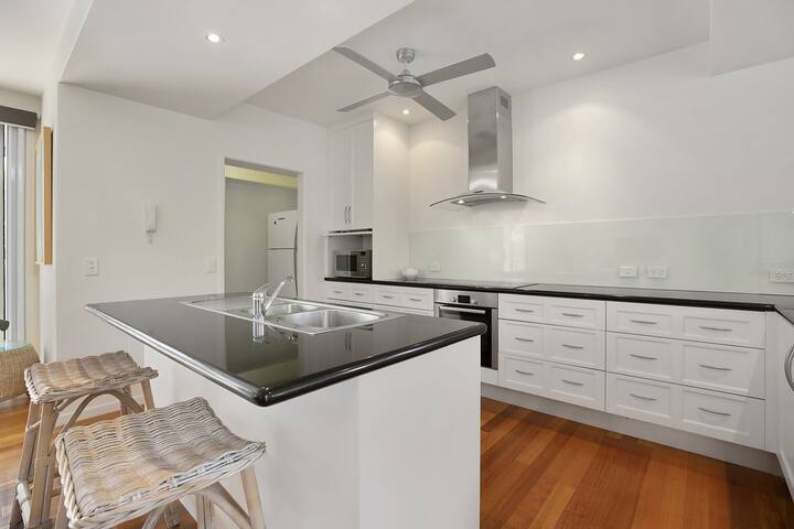 Maher Tce Stately Residence with Beach Side Charm gallery image 4