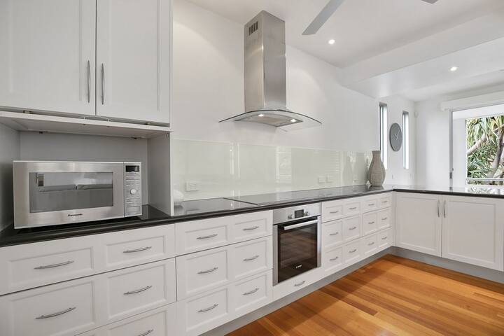 Maher Tce Stately Residence with Beach Side Charm gallery image 5