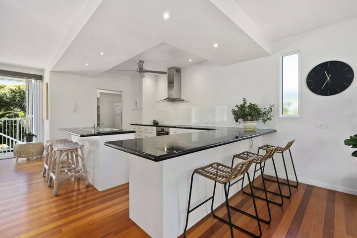 Maher Tce Stately Residence with Beach Side Charm gallery image 3