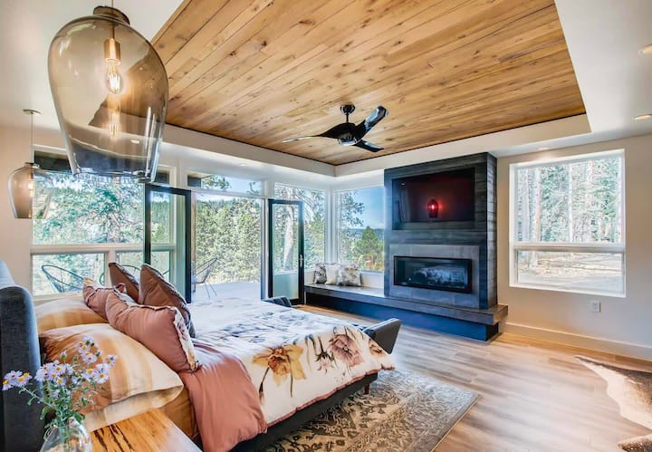 [Main Bedroom] gas fireplace ✺ 55" Smart TV ✺ Sonos speaker ✺ Xbox One X