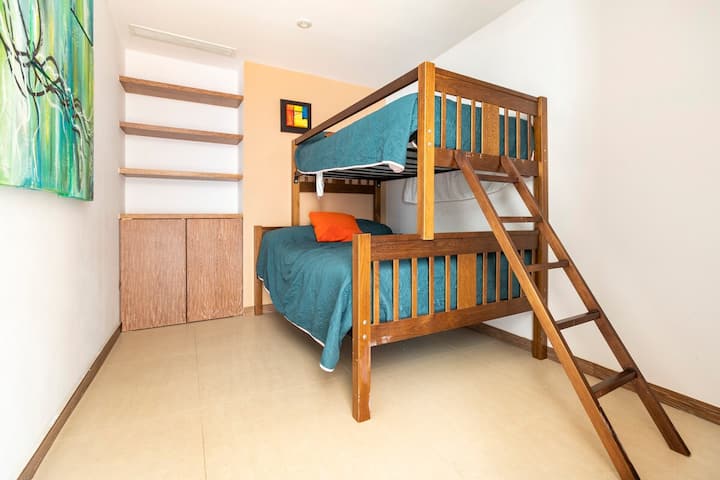 Poschodové postele, tretia spálňa, manželská posteľ a na poschodí sú jednolôžkové