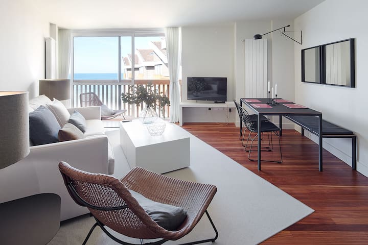 Unbeatable Seafront Brand New Apartment